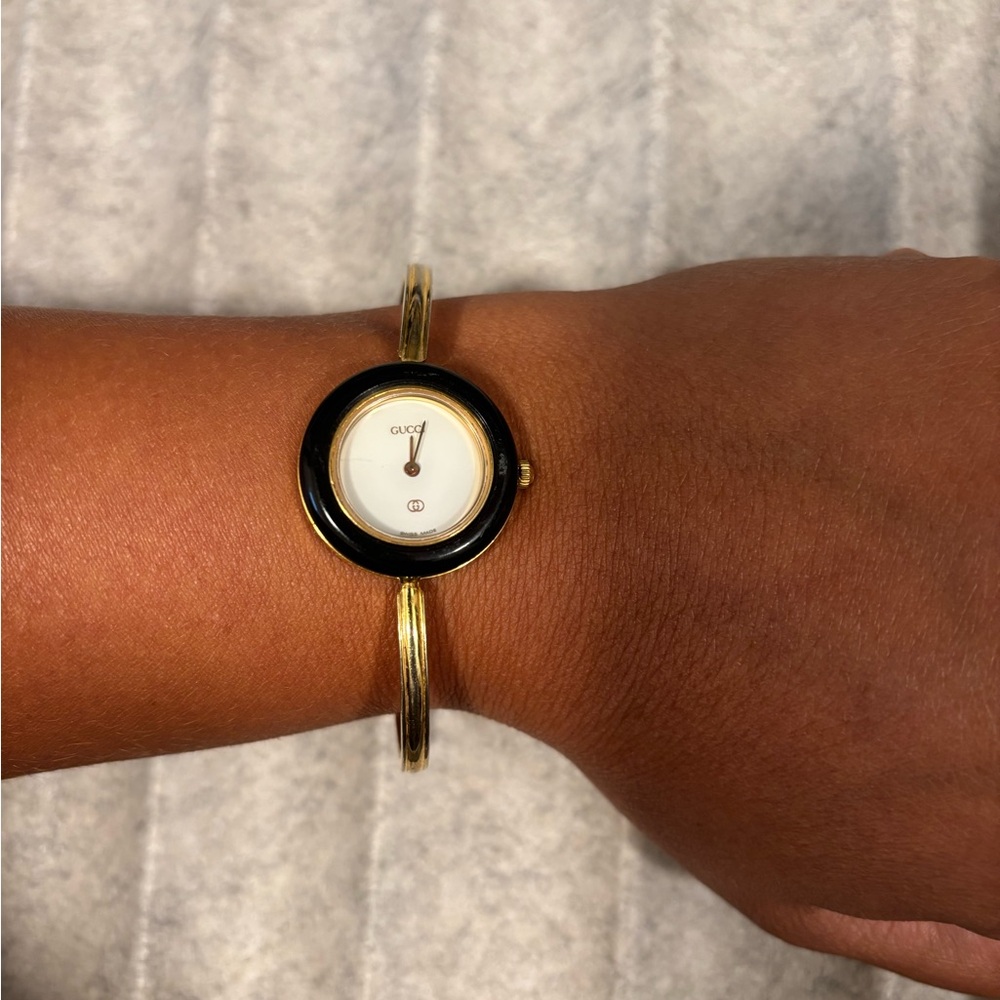 Vintage 1100 Bezel Gucci Women's Watch in Gold.
